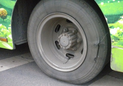 一輛公車一年換10條輪胎，巡察組追查背后貓膩