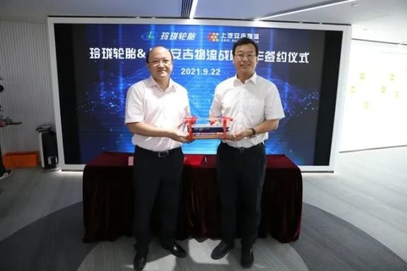 玲瓏輪胎董事長(zhǎng)、總裁王鋒分別代表雙方簽約