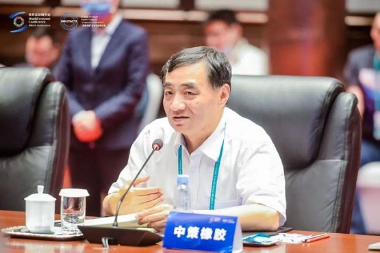 中策橡膠董事長(zhǎng)、總經(jīng)理沈金榮作為“直通烏鎮(zhèn)”全球互聯(lián)網(wǎng)大賽獲獎(jiǎng)企業(yè)代表受邀參加座談會(huì)