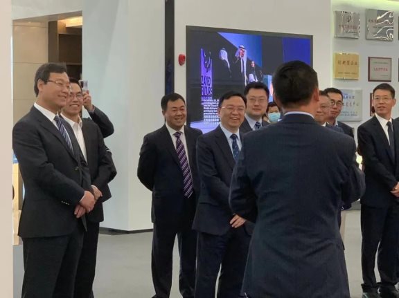 比亞迪董事長兼總裁王傳福攜玲瓏輪胎董事長、總裁王鋒等人參觀交流