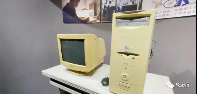 “半年的時(shí)間，成功設(shè)計(jì)出第一臺(tái)輪胎模具電火花機(jī)床，并順利交付。”王欽峰回憶說。
