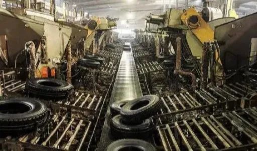 并對新建煤電、煉化、鋼鐵、焦化、水泥(含熟料和粉磨站)及輪胎項目，實施提級審批，由省級核準或備案