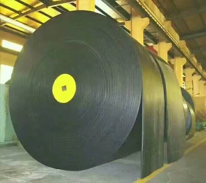 　輸送帶是橡膠和纖維、金屬復(fù)合制品，或塑料和織物復(fù)合制品