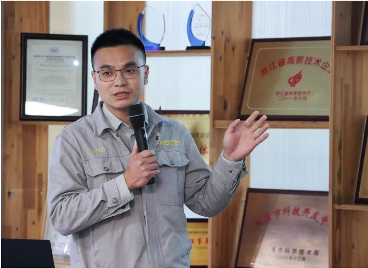 吳經(jīng)理為大家介紹生產(chǎn)線(xiàn)情況