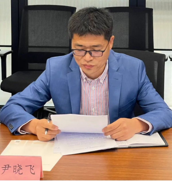 中國(guó)飼料工業(yè)協(xié)會(huì)會(huì)員發(fā)展部部長(zhǎng)尹曉飛匯報(bào)籌備組工作