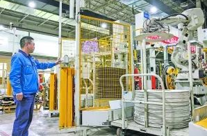 圖:工作人員在5G全連接工廠的成型區(qū)內(nèi)操作機械手 圖:工作人員在5G全連接工廠的成型區(qū)內(nèi)操作機械手