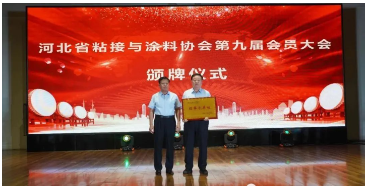 　隨后河北省民政廳民間組織管理局副局長(zhǎng)、二級(jí)調(diào)研員任天良為田立壯理事長(zhǎng)頒發(fā)理事長(zhǎng)單位牌
