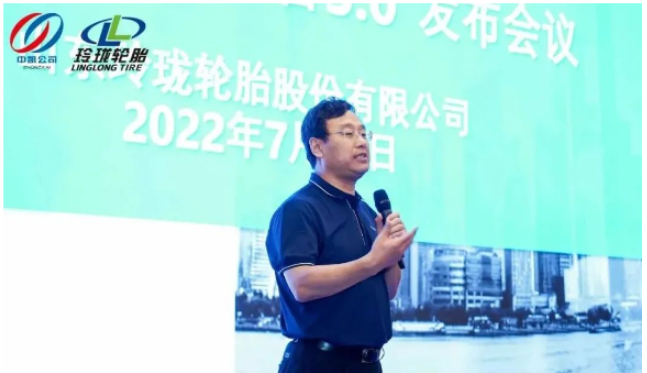 王鋒現(xiàn)場分享了玲瓏輪胎的發(fā)展成果，同與會代表共商“廠商店”融合發(fā)展新舉措、新方式。《中國橡膠》雜志了解到，玲瓏輪胎與中凱的合作由來已久。