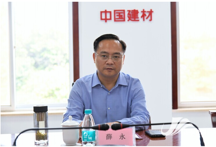 薛永鼓勵(lì)企業(yè)抓住市場(chǎng)機(jī)遇，抓好生產(chǎn)經(jīng)營(yíng)，快馬加鞭、只爭(zhēng)朝夕，加快發(fā)展壯大。同時(shí)，針對(duì)外地貨物運(yùn)輸車輛，要嚴(yán)格落實(shí)疫情防控各項(xiàng)措施，確保生產(chǎn)安全穩(wěn)定。屬地及有關(guān)部門要做好項(xiàng)目跟蹤服務(wù)，全力推動(dòng)項(xiàng)目二期早建成早投產(chǎn)早達(dá)效。