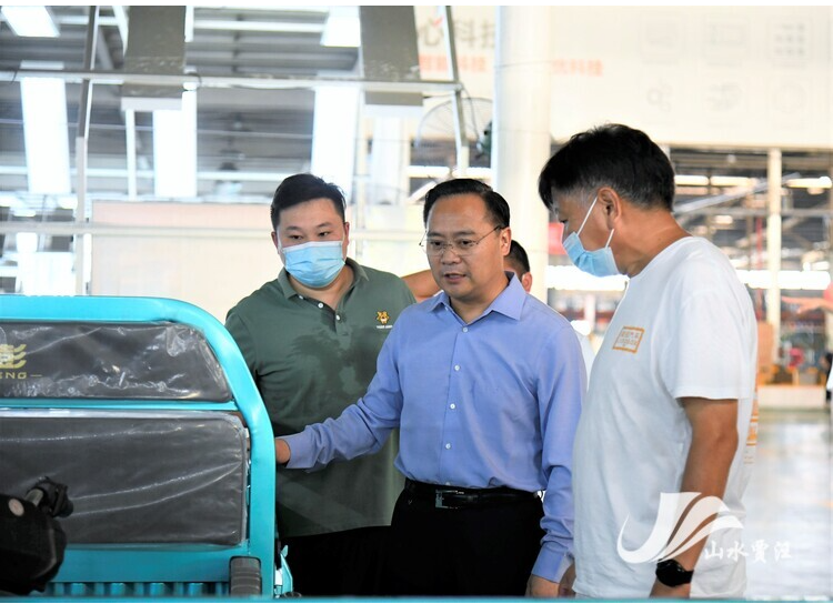 　在江蘇金彭車業(yè)有限公司生產(chǎn)車間，工人們緊張忙碌，多條生產(chǎn)線加速運(yùn)轉(zhuǎn)，一派忙碌的生產(chǎn)景象。