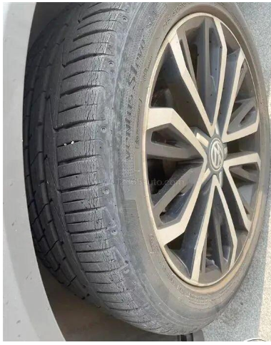 資料顯示，大眾探歌高配車型輪胎是韓泰ventus s1 evo2;低配車型輪胎是韓泰Dynapro hp2。朗逸車型原廠配套輪胎，主要是韓泰OPTIMO k415系列產(chǎn)品。