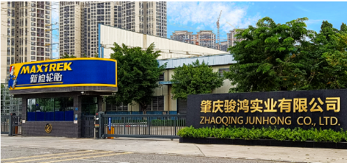 肇慶駿鴻實業(yè)有限公司成立于2006年，位于廣東省肇慶高新區(qū)，員工人數(shù)超1000人，集半鋼子午線輪胎研發(fā)、制造、銷售和服務于一身，為福田、東風小康、力帆、福迪、眾泰等多家汽車生產(chǎn)廠商提供(或曾經(jīng)提供)輪胎配套。