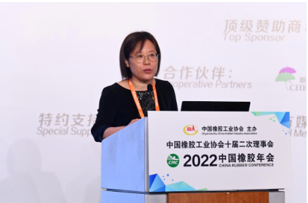 　徐文英在致辭中表示，協(xié)會的一項重要工作，就是搭建一個好的平臺，來讓大家相互的認識，相互的溝通，這次會議邀請到了許多重量級嘉賓，要在兩天分六大板塊進行知識分享。相信通過協(xié)會搭建的平臺，大家都能收獲滿滿，希望各位每一天都活在幸福中，不要害怕困難，因為信心比黃金還重要。