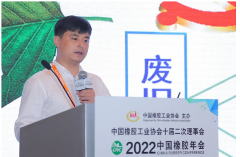 南京綠金人橡塑高科有限公司總經(jīng)理史金煒作了《廢輪胎綠色資源化再利用技術(shù)研發(fā)及其產(chǎn)業(yè)化》的報告。