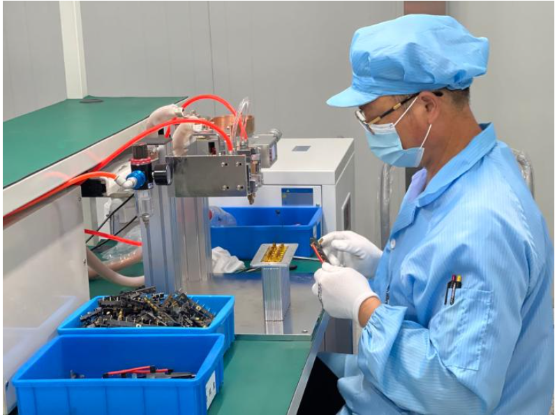 圖為安徽省寧國天成電器有限公司的工人正在生產(chǎn)線上忙碌。新華社記者吳慧珺 攝
