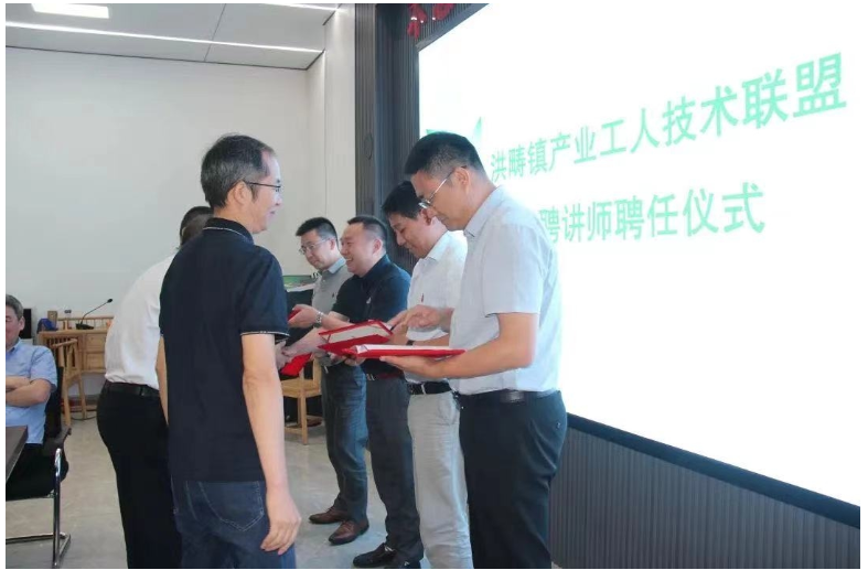 近年來，天臺縣加大傳統(tǒng)橡塑產(chǎn)業(yè)綠色改造力度，鼓勵洪三橡塑工業(yè)功能區(qū)橡塑制品生產(chǎn)企業(yè)引入綠色循環(huán)技術(shù)，推動重點環(huán)保項目建設(shè)，構(gòu)建綠色制造體系。