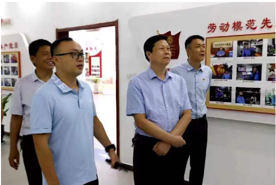 　市、縣兩級人民法院領(lǐng)導(dǎo)在李洋董事長的陪同下，先后來到公司五心黨建展廳、產(chǎn)品展示廳，并同公司有關(guān)人員進(jìn)行深入座談。