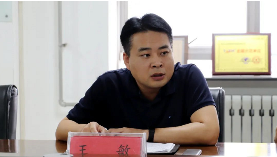 　王敏董事長在講話中指出，當(dāng)前，新冠肺炎疫情持續(xù)蔓延、全球經(jīng)濟(jì)和金融市場持續(xù)動蕩，公司堅(jiān)持穩(wěn)中求進(jìn)總基調(diào)，準(zhǔn)確識變、科學(xué)應(yīng)變、主動求變，積極研判戰(zhàn)略環(huán)境和行業(yè)形勢，聚焦產(chǎn)供銷后勤各戰(zhàn)略板塊，推動戰(zhàn)略實(shí)施，夯實(shí)企業(yè)高質(zhì)量發(fā)展基礎(chǔ)，在動蕩的市場環(huán)境中實(shí)現(xiàn)了穩(wěn)健發(fā)展。