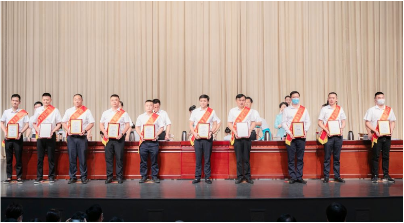以此為契機，岳陽東方雨虹將以“篤行者”的姿態(tài)擔(dān)當(dāng)使命、勇立潮頭;以“攀登者”的姿態(tài)擁抱時代、勇創(chuàng)高峰;以“引領(lǐng)者”的姿態(tài)堅守正道、勇當(dāng)標(biāo)桿;以“奉獻者”的姿態(tài)回報社會、勇?lián)?zé)任
