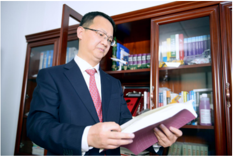 　作為全國優(yōu)秀企業(yè)家，黃舸舸是貴州省第十三次黨代會代表、工程技術研究員，曾獲“2021年度中國西部企業(yè)數字化轉型領軍人物”、“2019-2020年度貴州省優(yōu)秀企業(yè)家榮譽稱號”、“2010年全國勞?！薄ⅰ?2009年中國橡膠工業(yè)科學技術進步有功專家”等榮譽。
