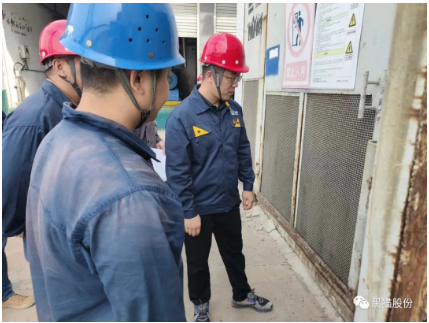 　李俊指出，要充分認(rèn)識(shí)“雙控”機(jī)制建設(shè)在風(fēng)險(xiǎn)管控和隱患排查治理過(guò)程中發(fā)揮的作用，把“雙控”機(jī)制建設(shè)作為保障安全生產(chǎn)的一項(xiàng)重要抓手，逐步提升公司管理人員綜合業(yè)務(wù)水平，積極引導(dǎo)員工主動(dòng)參與“雙控”機(jī)制建設(shè)和運(yùn)用，營(yíng)造安全穩(wěn)定的生產(chǎn)環(huán)境。