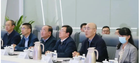 10月18日，青島科技大學黨委書記李興偉率領學校全體領導班子成員，調研國家橡膠與輪胎工程技術研究中心。