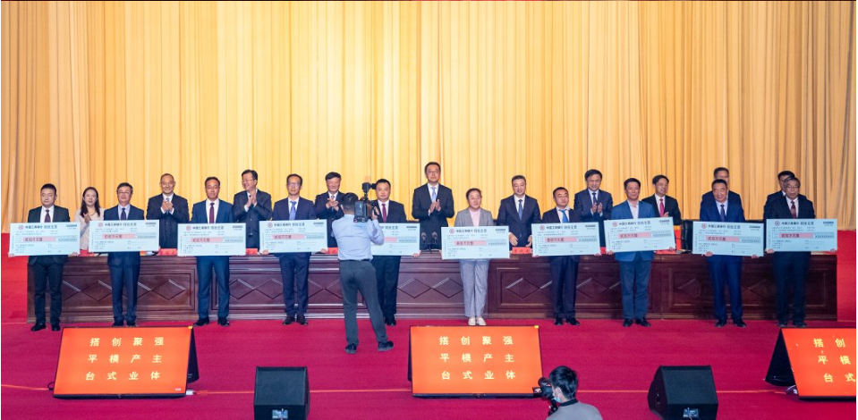 2022年上合新區(qū)企業(yè)家大會(huì)在膠州市會(huì)議中心舉行，180家重點(diǎn)企業(yè)負(fù)責(zé)人參會(huì)。在本次大會(huì)上，青島軟控機(jī)電工程有限公司總經(jīng)理武守濤獲評(píng)“2022年度上合新區(qū)優(yōu)秀企業(yè)家”，軟控機(jī)電榮獲“2022年度‘倍增計(jì)劃’先進(jìn)企業(yè)”。