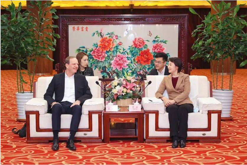 遼寧省政府外辦主任羅麗會(huì)見米其林沈陽輪胎有限公司總經(jīng)理陳多福 