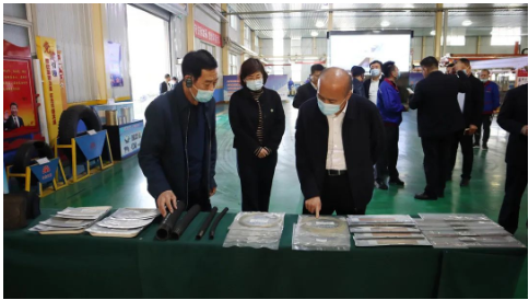 　張建偉一行參觀了公司鋼簾線數字化車間及智能化檢配中心，現場聽取了關于智能化改造等相關情況的匯報，并詳細詢問企業(yè)所遇到的困難和清潔能源開發(fā)利用情況。