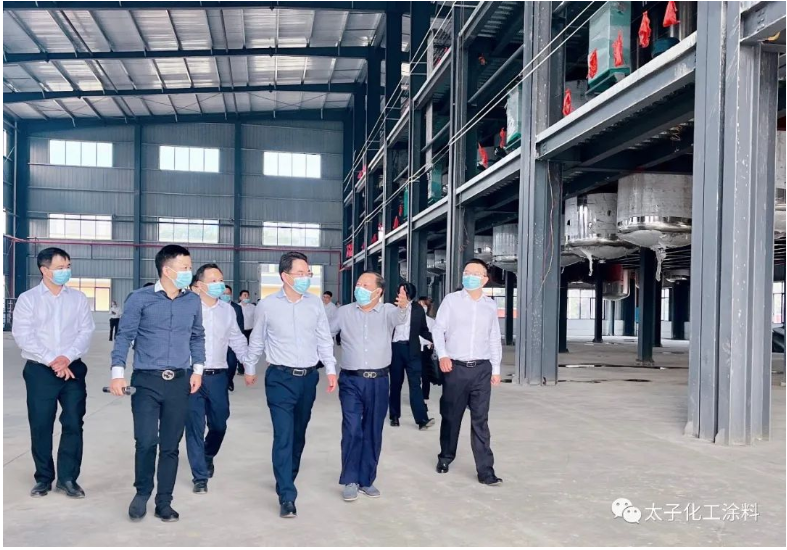 周功表書記主要參觀了太子化工二期工程涂料自動(dòng)化生產(chǎn)線與倉儲(chǔ)物流園建設(shè)項(xiàng)目，太子化工董事長劉運(yùn)群、總經(jīng)理劉駿分別向周功表書記一行詳細(xì)介紹了企業(yè)當(dāng)前的生產(chǎn)經(jīng)營情況、公司發(fā)展形勢、二期項(xiàng)目建設(shè)進(jìn)展，以及新建項(xiàng)目前景及規(guī)劃等情況。