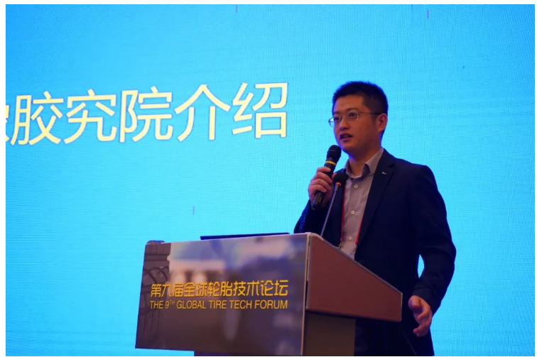 姚冰博士主要從理論模型、仿真分析和試驗(yàn)數(shù)據(jù)等不同方面，詳細(xì)介紹了材料、輪廓、結(jié)構(gòu)和花紋等不同因素對輪胎側(cè)偏剛度的影響，與會(huì)嘉賓與其進(jìn)行了熱烈的互動(dòng)。