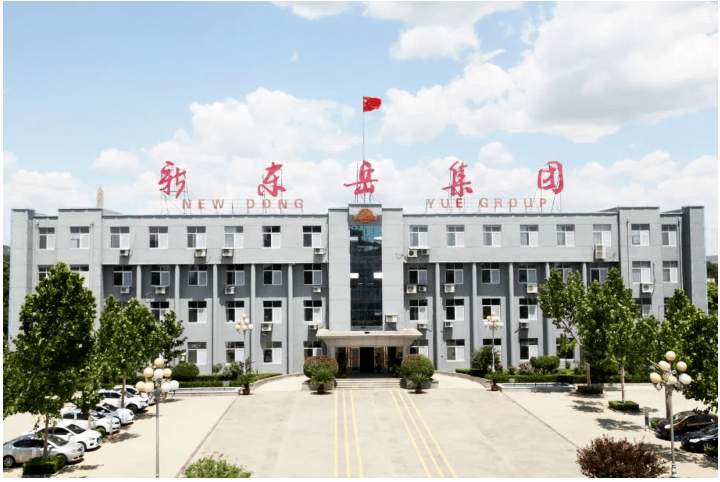 在青島大學(xué)校方人士的陪同下，殷峰一行參觀了生命科學(xué)院、化學(xué)化工學(xué)院及實(shí)驗(yàn)室等，青島大學(xué)表示，希望與新東岳集團(tuán)聯(lián)合申報(bào)省市重大科技專項(xiàng)、開展橫向課題研究開發(fā)等合作。