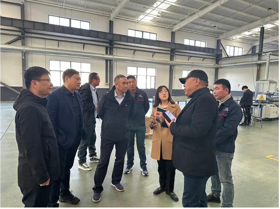 在青島致捷運通新材料科技有限公司，調研組與企業(yè)共同探討了提升產量、拓展市場的思路，并鼓勵企業(yè)發(fā)揮既有產品優(yōu)勢，搶抓青島汽車產業(yè)發(fā)展風口，進一步拓寬銷售渠道，加快產品研發(fā)創(chuàng)新。