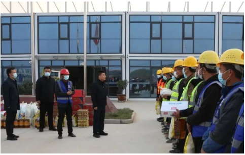 區(qū)長帶隊，慰問在建輪胎項目部