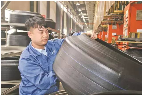 為進(jìn)一步適應(yīng)新能源汽車產(chǎn)業(yè)發(fā)展，萬力半鋼胎生產(chǎn)線升級改造項目已正式下線。