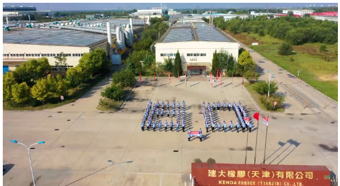 楊啟仁指出，2022年重資項(xiàng)目分別為投資了越南二廠二期、天津廠區(qū)新廠、云林廠密煉制程優(yōu)化、及沙灘車胎擴(kuò)產(chǎn)等。其中，越南二廠擴(kuò)建項(xiàng)目現(xiàn)狀是，營運(yùn)中的越南二廠一期(KV2-1)廠規(guī)劃總?cè)债a(chǎn)能2萬條的轎車胎(含輕卡車胎)，今年6月輪胎日產(chǎn)能達(dá)1.2萬條，希望明年6月輪胎日產(chǎn)能可提高至2萬條(年產(chǎn)730萬條)。