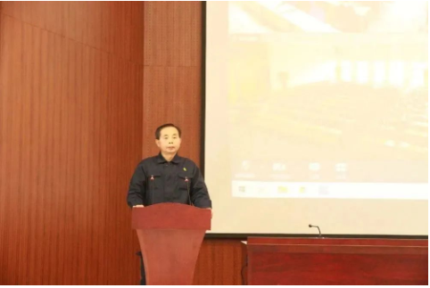 最后，副董事長單曰新做述職報告。他強(qiáng)調(diào)指出，新的一年，我們要解放思想，創(chuàng)新求變。嚴(yán)抓安全生產(chǎn)管理，持續(xù)提升環(huán)保工作，穩(wěn)中求進(jìn)做好質(zhì)量，千方百計(jì)降本增效，加快推進(jìn)項(xiàng)目建設(shè)，抓好技術(shù)創(chuàng)新、基礎(chǔ)管理，全力以赴促進(jìn)生產(chǎn)安全高效運(yùn)行。