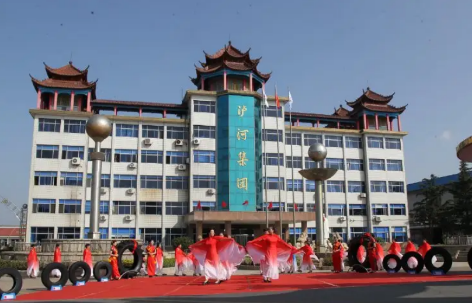 　山東瀘河集團(tuán)有限公司成立于1986年，位于山東省濰坊市，現(xiàn)擁有100萬套全鋼子午胎和500萬套半鋼子午胎生產(chǎn)線，其“瀘河”商標(biāo)被國(guó)家工商總局商標(biāo)局認(rèn)定為中國(guó)馳名商標(biāo)。