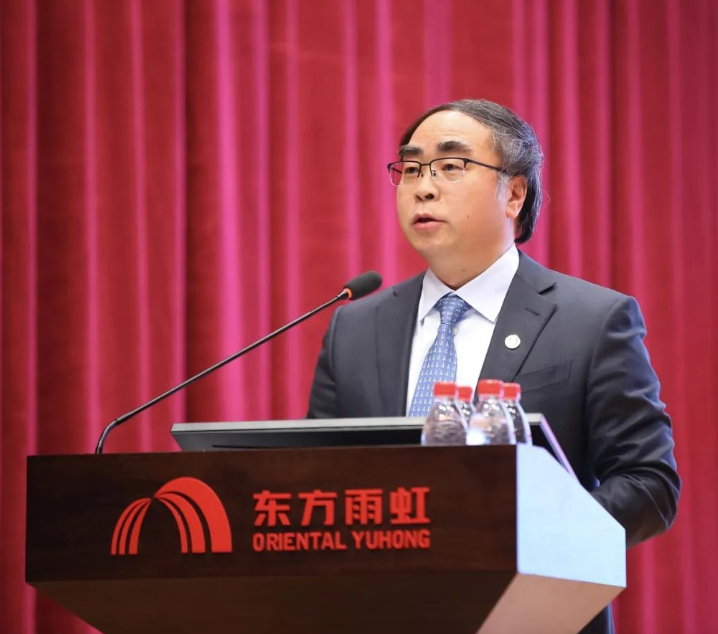 東方雨虹控股副董事長(zhǎng)兼總裁許利民先生作“東方雨虹2022年經(jīng)營(yíng)情況及2023年經(jīng)營(yíng)工作重點(diǎn)”報(bào)告。他表示，2023年?yáng)|方雨虹將繼續(xù)圍繞“聚焦優(yōu)勢(shì) 精準(zhǔn)發(fā)力 速度與質(zhì)量雙提升”的經(jīng)營(yíng)戰(zhàn)略，堅(jiān)持以合伙人為基石、以客戶為中心、以結(jié)果為導(dǎo)向，夯基礎(chǔ)、善創(chuàng)新、強(qiáng)執(zhí)行、提效能，持續(xù)提升各項(xiàng)工作管理水平，全面開拓東方雨虹新的發(fā)展局面。