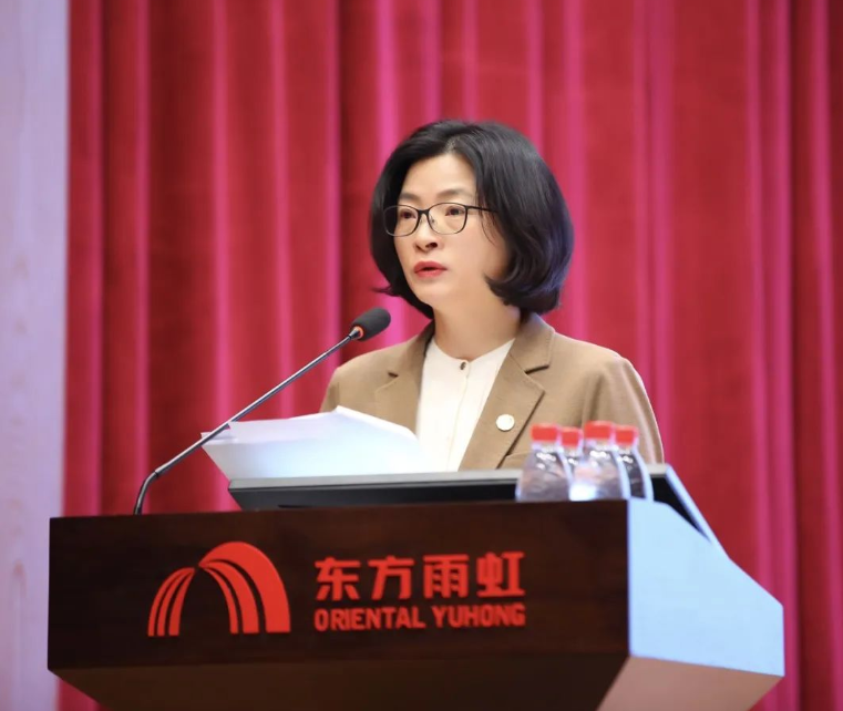 　東方雨虹控股人力資源總監(jiān)兼戰(zhàn)略管理總監(jiān)齊芬女士作“精英治雨虹 全面提人效”主題報(bào)告。她表示，2023年，東方雨虹將繼續(xù)秉持“以人為本、以專業(yè)為本、以團(tuán)隊(duì)為本 、以執(zhí)行力為本”的人力資源戰(zhàn)略指導(dǎo)方針，持續(xù)升級(jí)創(chuàng)新，多措并舉強(qiáng)化人才隊(duì)伍建設(shè)，打造堅(jiān)強(qiáng)有力的組織體系，以決勝姿態(tài)、務(wù)實(shí)作風(fēng)，全力以赴向各項(xiàng)既定目標(biāo)全速前進(jìn)。