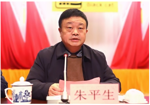 朱平生表示，2022年，是黨和國家歷史上具有里程碑意義的一年，也是黑貓集團(tuán)加快發(fā)展的關(guān)鍵一年。面對(duì)經(jīng)濟(jì)下行壓力的加大，黑貓人居危思危，奮勇直追，在經(jīng)營指標(biāo)上再創(chuàng)佳績，在提高發(fā)展質(zhì)量上取得突破。2023年，希望黑貓繼續(xù)發(fā)揮領(lǐng)軍作用、繼續(xù)擔(dān)當(dāng)發(fā)展標(biāo)兵、持續(xù)實(shí)現(xiàn)更大突破，奮力推動(dòng)各項(xiàng)工作“作示范、勇爭先、走前列”，奮力開創(chuàng)世界領(lǐng)先的百年制造企業(yè)新局面。