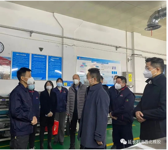 1月12日下午，陜西省國資委副主任崔詩越在延長石油集團(tuán)黨委副書記陳琦的陪同下，走訪慰問了西橡公司生活困難黨員，為他們送去了慰問金和新春祝福及問候，傳遞了黨組織的關(guān)懷和溫暖。西橡公司黨委副書記、總經(jīng)理張航偉及副總經(jīng)理賀莉莉、寧博陪同。