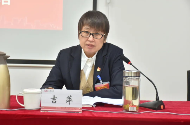　公司黨委副書記、經(jīng)理吉萍作了題為《改革發(fā)展促創(chuàng)新 轉(zhuǎn)型升級(jí)強(qiáng)管理 奮力開創(chuàng)金隅涂料高質(zhì)量發(fā)展新局面》的行政工作報(bào)告。