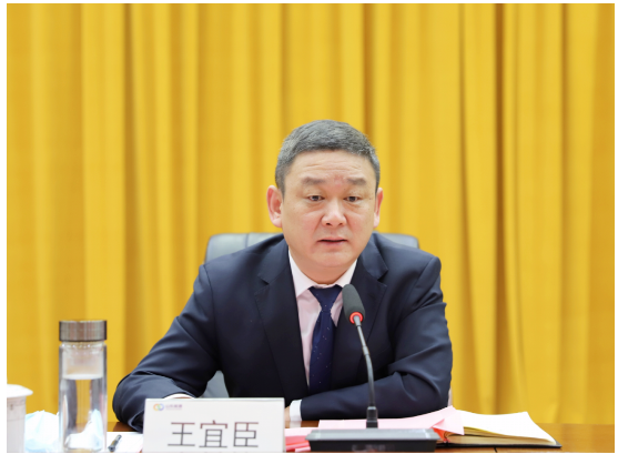 　橡膠公司黨委書記王宜臣主持會議，并就貫徹落實好會議精神提出要求，要堅定不移講政治。要持之以恒嚴(yán)紀(jì)律。要鍥而不舍轉(zhuǎn)作風(fēng)。要全面融合強黨建。要深刻領(lǐng)會、準(zhǔn)確把握會議精神，積極謀劃新思路新舉措，全面落實“13335”工作總要求，為橡膠公司鞏固企穩(wěn)回升的向好趨勢，實現(xiàn)可持續(xù)發(fā)展作出積極貢獻。