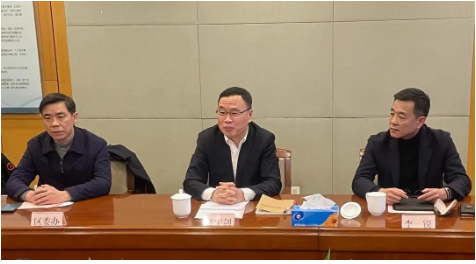 　陳宇劍書記歡迎朱戟執(zhí)行副總裁等一行到訪閔行區(qū)委、區(qū)政府，并感謝卡博特在閔行深耕多年，為當(dāng)?shù)氐陌l(fā)展作出了重要的貢獻(xiàn)。卡博特上海工廠也是中國改革開放后首家落戶上海吳涇的外資化工生產(chǎn)企業(yè)，成立于1988年，與華誼集團(tuán)共同投資3000萬美元建成，當(dāng)年被列為“上海市十大外商投資項(xiàng)目”，具有非常重要的歷史意義。閔行區(qū)致力于創(chuàng)造一流的營商環(huán)境，并將堅(jiān)定不移地為卡博特這樣的優(yōu)秀企業(yè)做好服務(wù)，急企業(yè)之所急，支持企業(yè)持續(xù)實(shí)現(xiàn)高質(zhì)量的發(fā)展，并祝愿卡博特未來的發(fā)展越來越好，不斷勇創(chuàng)歷史新高。