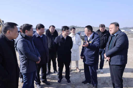 林衛(wèi)春聽取黑貓化工項(xiàng)目建設(shè)情況介紹 林衛(wèi)春聽取黑貓化工項(xiàng)目建設(shè)情況介紹