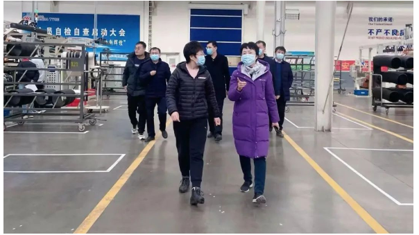 車轅車轍了解，1月31日上午，廣宗縣委副書記、縣長鄭曉燕萬達輪胎公司調(diào)研節(jié)后復工復產(chǎn)情況。