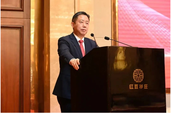 紅豆集團(tuán)董事局主席周海江表示，面對新的一年，要充滿信心，積極把握中國經(jīng)濟(jì)快速恢復(fù)的新機(jī)遇，贏得主動，以三自六化推進(jìn)企業(yè)高質(zhì)量發(fā)展，加快實現(xiàn)三個“關(guān)鍵速度”，即業(yè)績增長速度、科技產(chǎn)品創(chuàng)新速度、自身進(jìn)化速度，做強業(yè)績，做大市值，為實現(xiàn)百億通用、千億紅豆添磚加瓦。