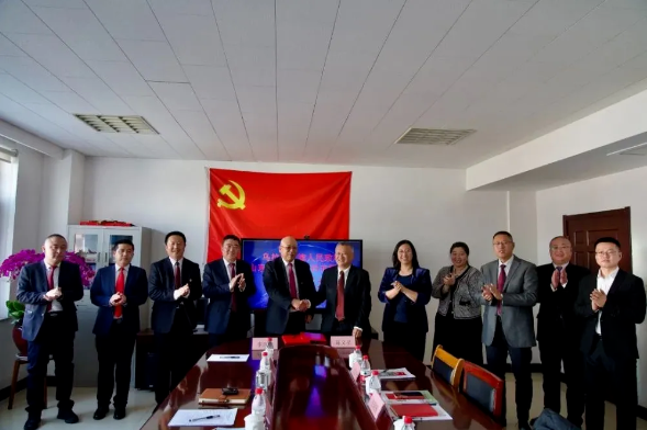 旗委書記王銀保率隊赴山東省，考察金谷集團、二十黃家商貿(mào)有限公司、玲瓏輪胎股份有限公司、華東橡膠材料有限公司，2月4日，在華東橡膠材料有限公司簽約炭黑項目。