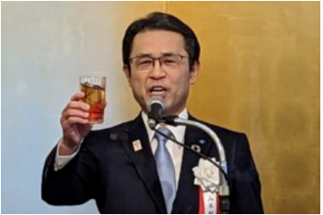 橫濱橡膠社長(zhǎng)山石昌孝稱，公司今年要穩(wěn)步推進(jìn)中期經(jīng)營(yíng)計(jì)劃。他預(yù)測(cè)，市場(chǎng)價(jià)格競(jìng)爭(zhēng)會(huì)加劇，需提升高附加值產(chǎn)品銷售比例來(lái)盈利。